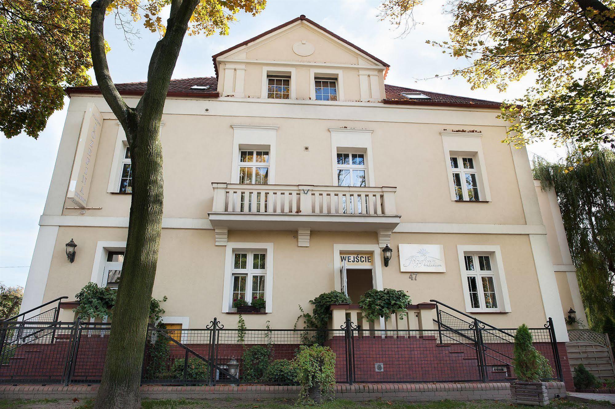 Józefina Villa *